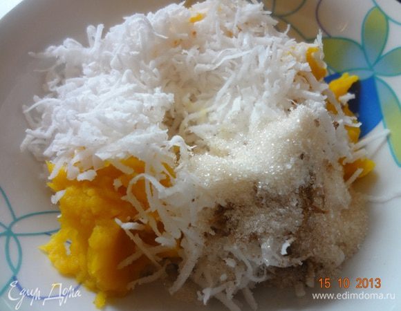 Смешать тыквенное пюре с кокосовой стружкой, корицей, ванильным сахаром до однородной плотной массы.