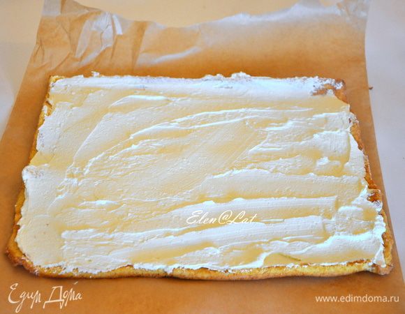 По всей поверхности намазать крем, отложив две столовых ложки и оставив их для украшения. 