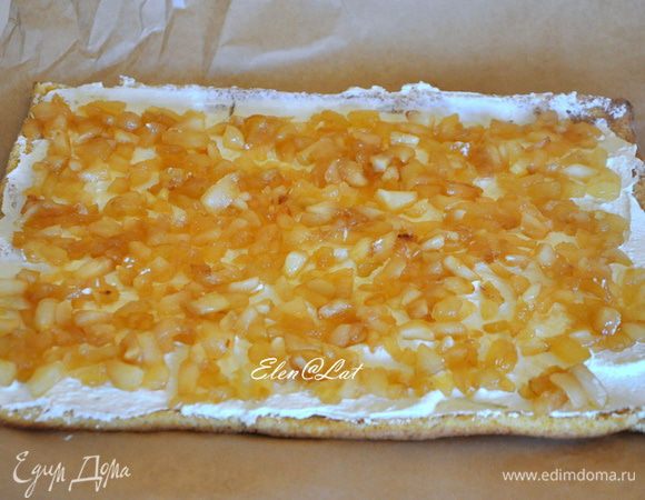 Сверху на крем выложить остывшие яблочки. 