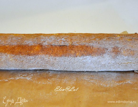 Теперь надо аккуратно завернуть рулет, старайтесь плотно заворачивать. Завернуть в пергамент и убрать в морозилку на полчаса.