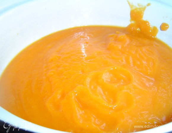 Тыкву очищаем, нарезаем небольшими кусочками и тушим с небольшим кол-вом воды до мягкости, а затем сливаем в миску жидкость, а тыкву пюрируем в блендере.