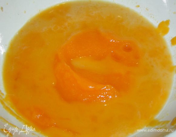 Теперь приступаем к приготовлению тыквенного теста, для этого дрожжи растираем с сахаром, добавляем 100 мл жидкости, слитой из тушившейся тыквы, кладем теплое тыквенное пюре, куркуму, растительное масло, соль и перемешиваем все,