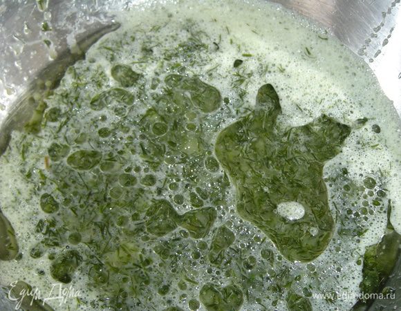 Когда первое тесто готово приступаем к приготовлению укропного теста. У меня был замороженный укроп, поэтому цвет его тусклее чем у свежего укропа, если Вы будете использовать свежий укроп ,то тесто будет иметь более яркий оттенок. Укроп измельчаем, чеснок очищаем и пропускаем через пресс и пропускаем через блендер, затем добавляем воду и размешиваем.
