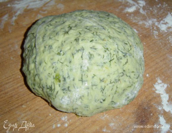 В отдельной миске, так же как и в первом случае, дрожжи растираем с сахаром, добавляем укропно-чесночную смесь, растительное масло, соль, сахар, а затем постепенно вводим муку и замешиваем тесто. Как Вы заметили, муки здесь понадобиться меньше и тесто получиться в итоге чуть меньше.
Тесто кладем в миску, накрываем полотенцем и на полчасика в теплое место.