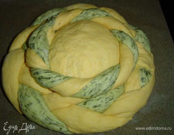 Далее раскатываем еще два жгута из разного теста, но поменьше в длину, скручиваем их друг с другом и помещаем на косу и обвиваем шар.