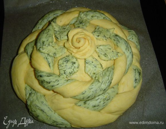 Теперь осталось только украсить хлеб. Я из тыквенного теста сделала розочку, а из укропного листочки, выложила их на шар из теста. С формовкой закончили, накрыли его полотенцем и оставили минут на 20, после этого смазываем растительным маслом и выпекаем при 180 гр. 45-50 минут.
