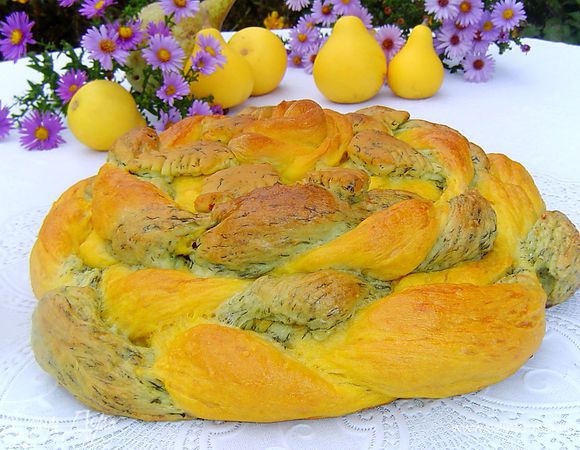 Готовый хлеб заворачиваем в полотенце и так даем ему остыть.