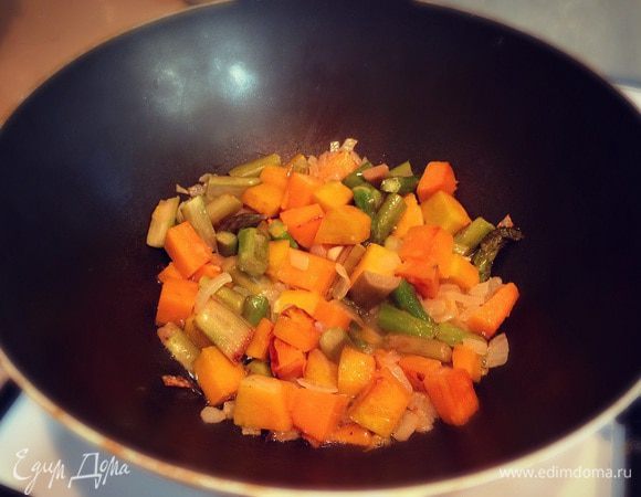 Обжариваем овощи на оливковом масле....оставим остывать....