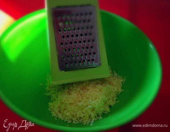 Теперь натрем сыр на терке.