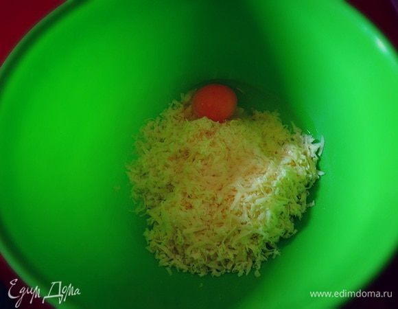 В сыр добавим одно яйцо если крупное...если мелкие, то два....все тщательно перемешать ложкой....