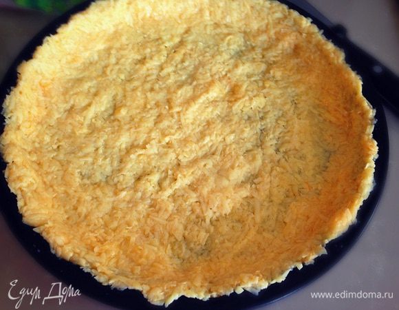 Возьмем термостойкую емкость и сырно-яичную массу распределим по дну формы, сформировав основу нашей запеканки....