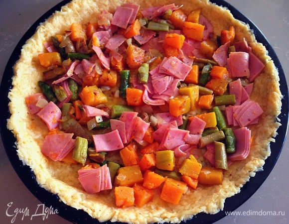 На нашу основу выкладываем овощную смесь....сюда я добавила еще колбаску из индейки, а  вы можете добавить все, что вашей душе угодно (бекон,обжаренное мясо и т.д.)....поперчить и посолить....