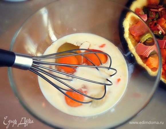 Хорошо взбить венчиком яйца с молоком, немного подсолить...