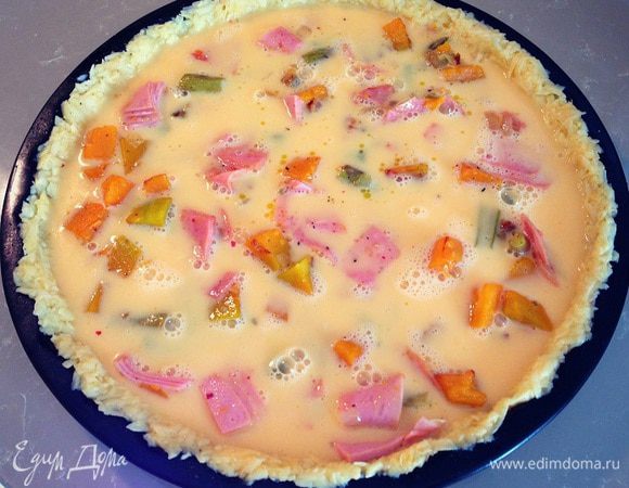 Залить нашу запеканку яично молочной смесью, запекать в заранее разогретой духовке при температуре 180-200 примерно 20 минут  до золотистой корочки ....