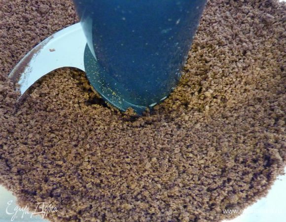 Разогреть духовку на 180 гр 
В камбайне измельчить печения в крошку, добавить сливочное масло  и  шепотку соли, перемешать.