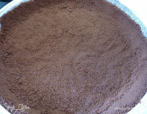 Утрамбовать печенья в круглую форму диаметром 23 см, сформировать бока стаканом, запечь минут 18, не пересушить, поставить остывать.
