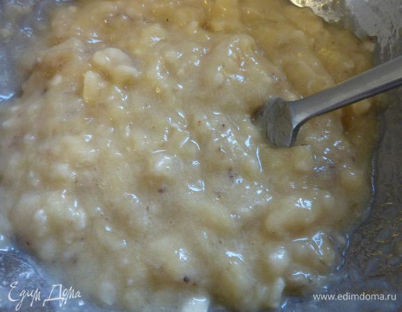 2 банана размять вилкой в пюре, добавить сгущенку, маленькую  шепотку соли, ваниль и перемешать.
