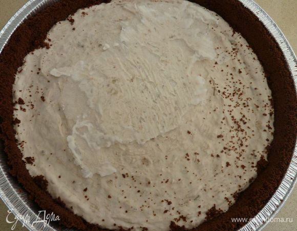 Сливки взбить до устойчивых пиков и ввести окуратно в смесь бананов. Залить крем в остывшую основу, разровнять верх, накрыть и убрать в морозилку, минимум на 12 часов.
