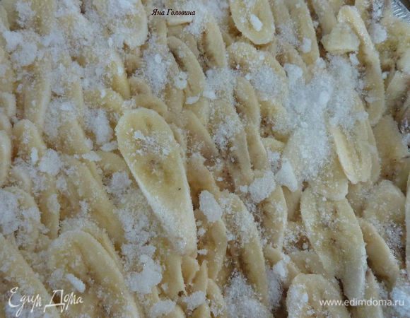 Посыпать равномерно сахаром.