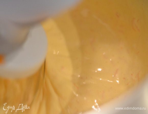 Добавить к яйцам тыкву, растительное масло, не переставая взбивать.