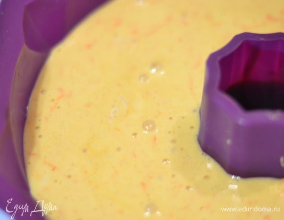 Перелить тесто в форму для кекса и выпекать около 45 минут до сухой палочки. Приготовить тем временем глазурь. Соединить сок с сахаром и сливочным маслом, поставить на огонь, подогреть. Взять чашечку, добавить крахмал, вылить туда немного сока, перемешать, затем вылить в апельсиновый сок с маслом и варить до загустения. Полить готовый кекс помадкой и посыпать орешками по желанию.