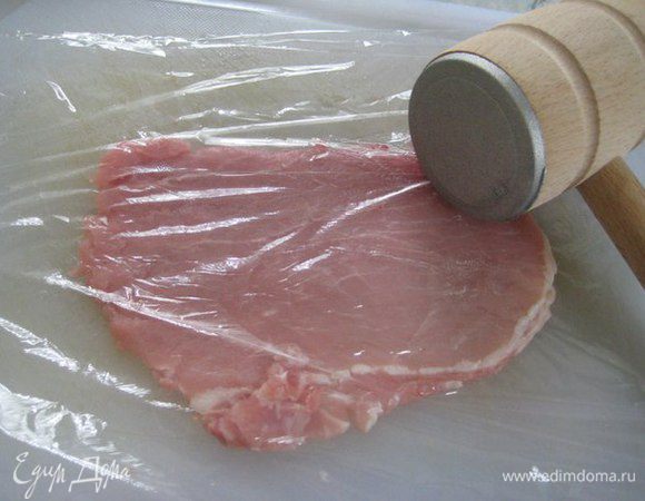 Эскалоп отбить плоской стороной молотка