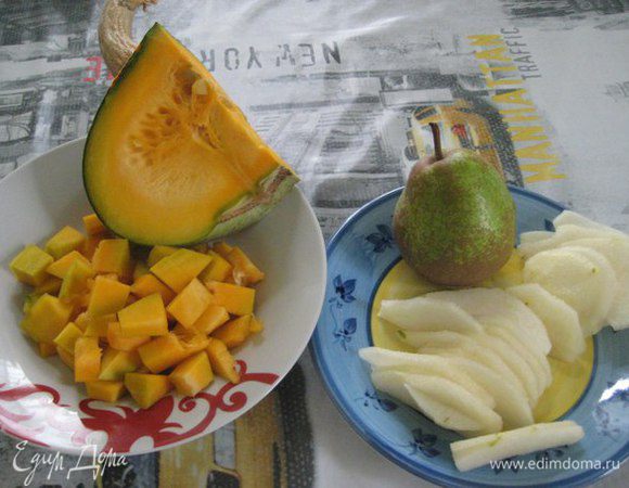 Лук порезать полукольцами. Тыкву почистить,порезать на кубики 1 см. Груши очистить от кожуры, сердцевины и порезать пластинками.