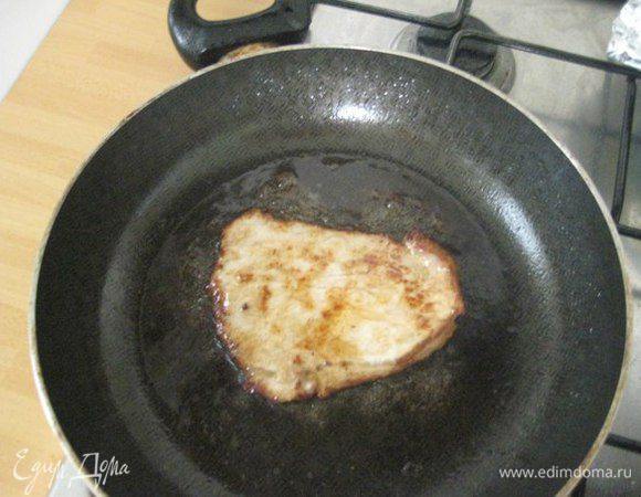 В сковороде разогреть сливочное и 2 столовые ложки оливкового масла, добавить листья шалфея, обжарить и переложить в тарелку. Эскалоп обжарить на достаточно сильном огне с каждый стороны по 1-2 мин. Переложить в тарелку, закрыть фольгой