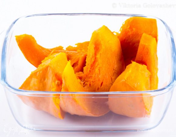 Приготовьте тыквенное пюре: тыкву, очистив от сердцевины, но не очищая от шкурки, разрежьте на куски и готовьте в пароварке в течение 30 минут.