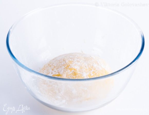 Теперь займитесь тестом: налейте молоко в кастрюлю и подогрейте до температуры тела — опущенный в молоко палец не должен ощущать ни тепла, ни холода (если хотите, подогревайте в микроволновой печи — примерно полторы минуты на полной мощности).<br />
<br />
Добавьте тыквенное пюре и хорошо перемешайте. Если вы замешиваете тесто вручную, «вотрите» дрожжи в муку до образования мелкой крошки. После этого таким же способом вотрите в муку с дрожжами сливочное масло, добавьте соль и сахар, а затем желтки и 1 яйцо. В конце влейте молоко. Замесите тесто, сформируйте шар.