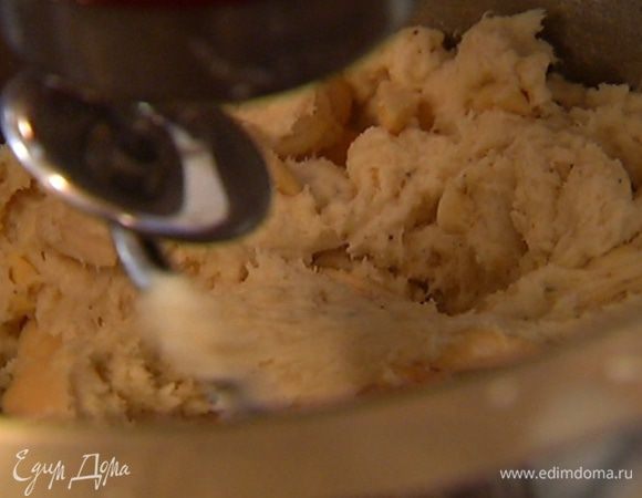 Перемешать 330 г муки с солью и перцем, всыпать в чашу комбайна, влить дрожжи с вином и водой, добавить смалец и вымешать все насадкой для теста.