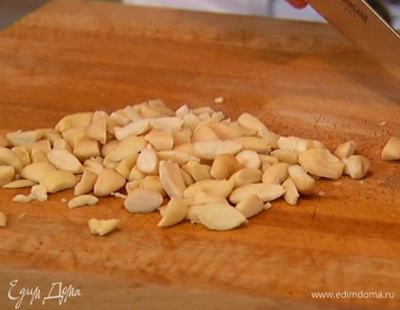 Миндаль крупно порубить ножом.