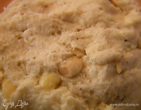 Добавить миндаль в чашу комбайна и вымешать все в однородную массу.