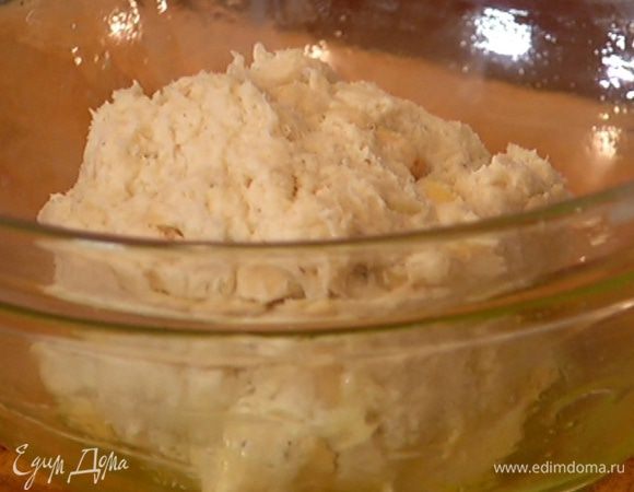 Глубокую посуду смазать оливковым маслом, выложить в нее тесто, накрыть полотенцем, смоченным в горячей воде, и поставить в теплое место на 30 минут.