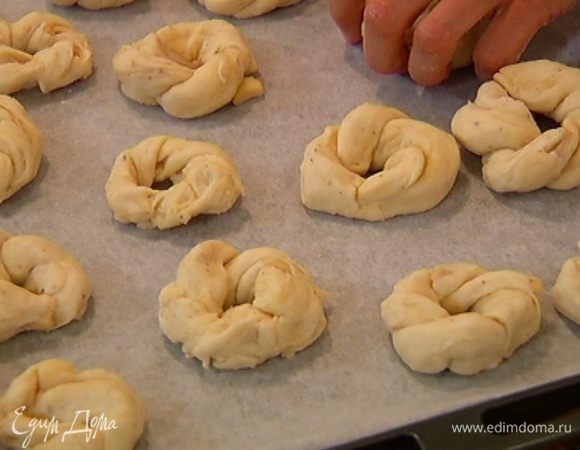 Противень выстелить бумагой для выпечки, выложить таралли и отправить в разогретую духовку на 20 минут.