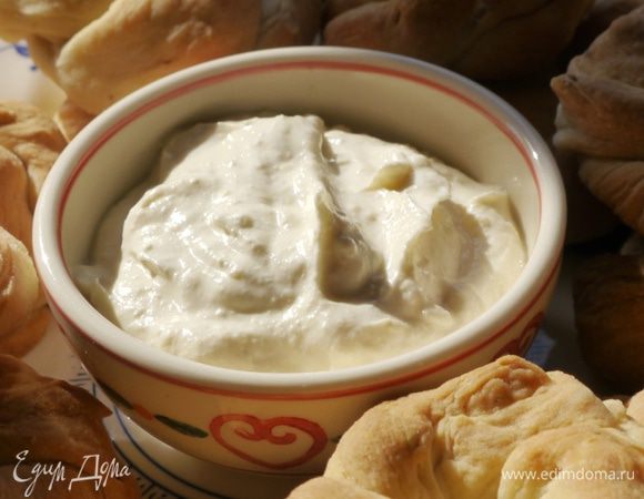 Приготовить соус: чеснок с солью растереть в ступке, добавить пасту тахини, перемешать, влить лимонный сок, снова перемешать, затем добавить сметану и еще раз все перемешать.