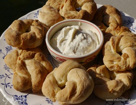 Готовые таралли подавать со сметанным соусом.