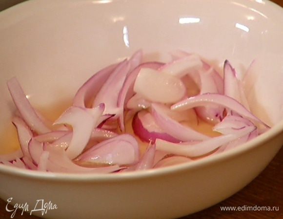 Лук почистить, нарезать тонкой соломкой и залить на некоторое время уксусом, затем уксус слить.
