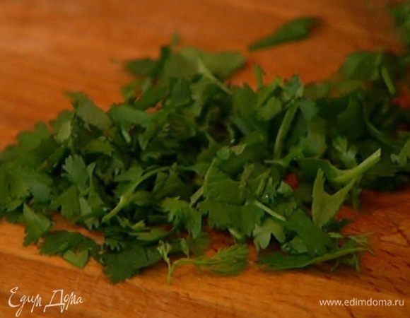 Кинзу крупно порезать.