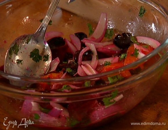 Приготовить сальсу: соединить апельсиновую и лимонную мякоть с соком, свеклу, замаринованный лук, оливки, кинзу, оливковое масло, все посолить и перемешать.
