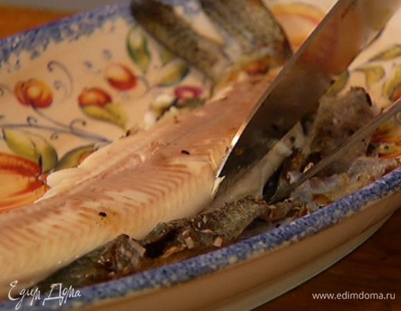 Разогреть сковороду и обжарить форель с двух сторон. С готовой рыбы удалить кожу и отделить филе от хребта и костей.