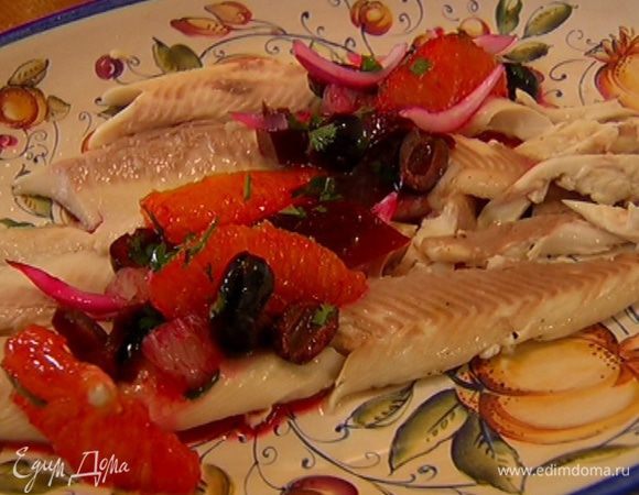 Выложить на тарелку филе форели, а сверху овощной соус и подавать.