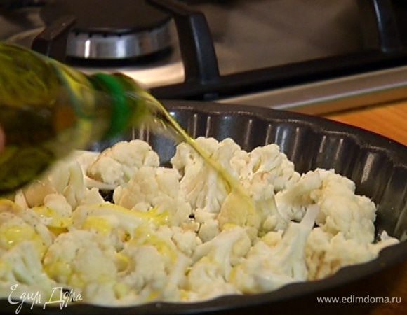 Цветную капусту разобрать на маленькие соцветия, выложить в неглубокую форму, сбрызнуть оливковым маслом и отправить в разогретую духовку на 15–20 минут.