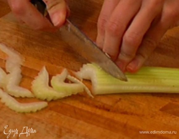 Стебель сельдерея тонко нарезать поперек.