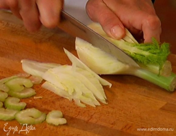 Фенхель порезать тонкими дольками вместе с зелеными листиками.