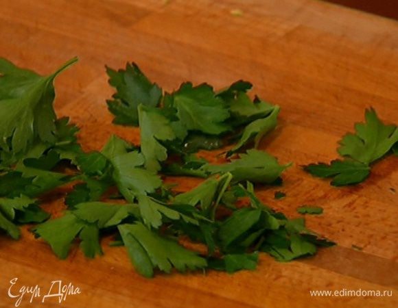 Петрушку крупно порубить.