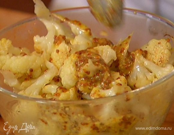 Запеченную теплую цветную капусту полить 2–3 ч. ложками заправки, перемешать.