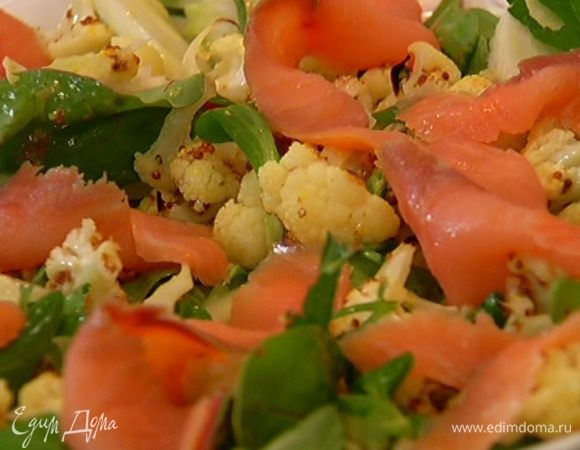 Сверху разложить ломтики семги.