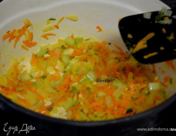 В жаровне или в кастрюле с толстым дном растопим сливочное масло.
Добавим лук, морковь, сельдерей готовим 5- 7 мин.
Затем добавим чеснок, сухой тмин, кориандр, мускатный орех. Помешиваем и готовим 1 мин.