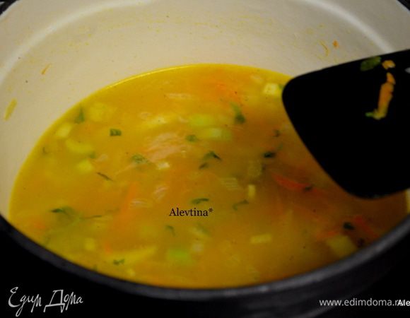 Добавим бульон и готовим еще 5 мин. Затем тыквенное пюре, кленовый сироп и готовим еще 10 мин.